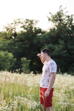 Tarladaki genç bir adamın portresi.