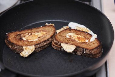 Yumurta ile ekmek dilimleri pişirme