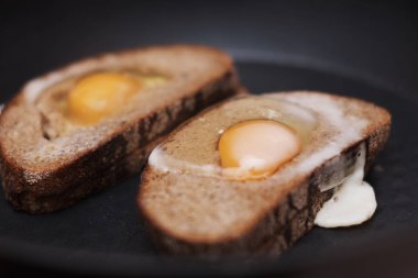 Bir ekmek parçası üzerinde haşlanmış yumurta