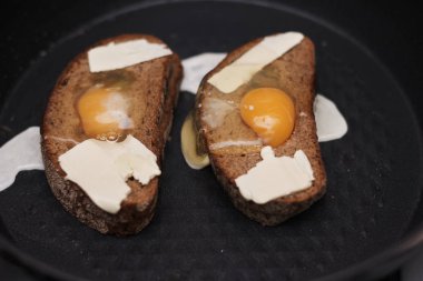 Bir ekmek parçası üzerinde haşlanmış yumurta