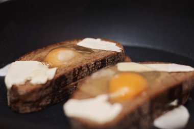 Bir ekmek parçası üzerinde haşlanmış yumurta