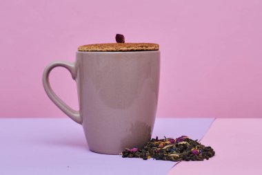 waffle sıcak kahve veya çay fincan üstüne yerleştirilen pembe arka plan üzerinde servis