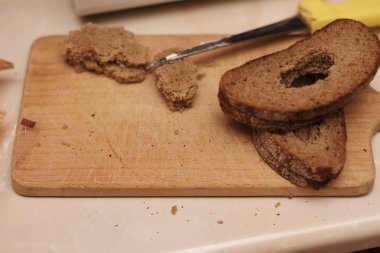 kızarmış ekmek yumurta ile kızartmaya hazırlanıyor