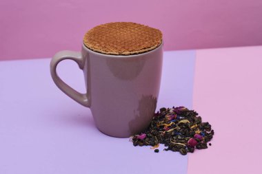 waffle sıcak kahve veya çay fincan üstüne yerleştirilen pembe arka plan üzerinde servis