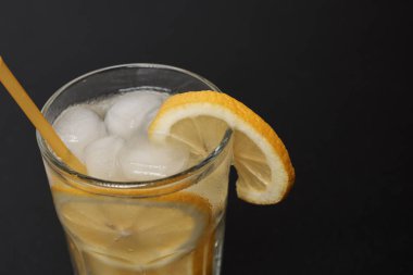 bir bardak kokteyl veya limonata