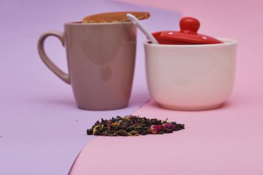 pembe arka plan üzerinde servis sıcak kahve veya çay fincan üstüne yerleştirilen waffle