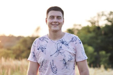 Parktaki genç adam.