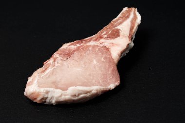 Siyah arka planda çiğ et