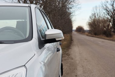 Beyaz araba kısmen görünümü