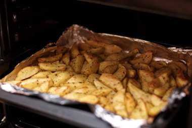 Tavada baharatlı fırında patates. Fırında patates kızartma