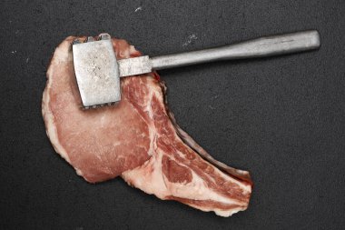 Koyu arkaplanda çiğ et