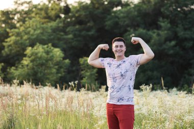 Tarladaki genç bir adamın portresi.