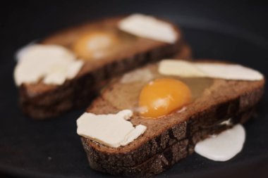 Bir ekmek parçası üzerinde haşlanmış yumurta