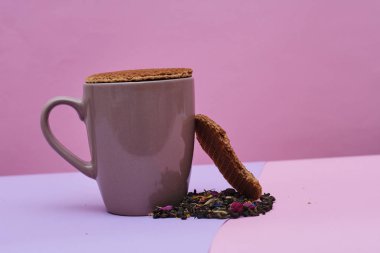 waffle sıcak kahve veya çay fincan üstüne yerleştirilen pembe arka plan üzerinde servis