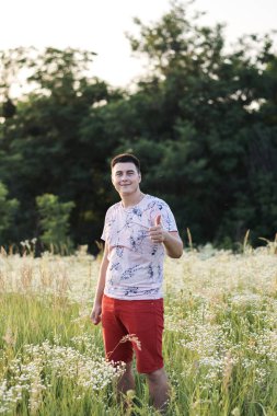 Tarladaki genç bir adamın portresi.