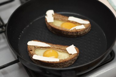 Yumurta ile ekmek dilimleri pişirme