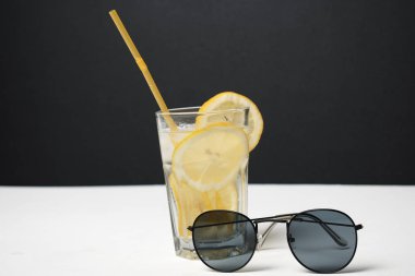 bir bardak kokteyl veya limonata