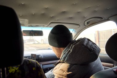 Araba kullanan genç adam