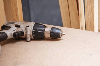 ahşap yüzeyde elektrikli tornavida