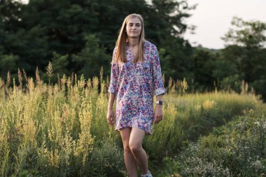 Tarlada güzel bir kız