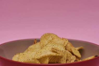 Bir kase patates cipsi. Sağlıksız gıda.