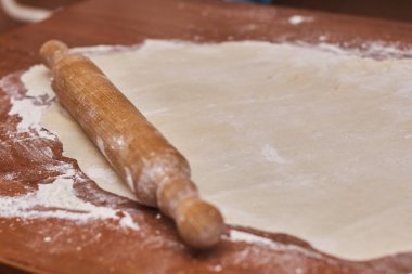 Ahşap masa üzerinde un ve oklava, yakın çekim