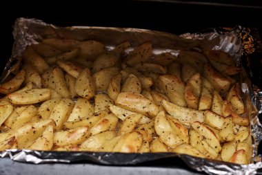 Tavada baharatlı fırında patates. Fırında patates kızartma