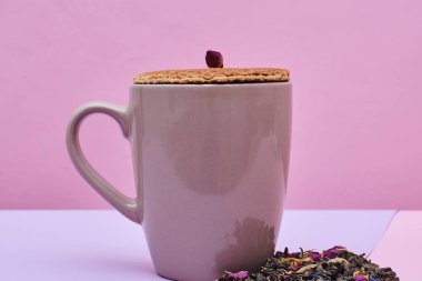 waffle sıcak kahve veya çay fincan üstüne yerleştirilen pembe arka plan üzerinde servis