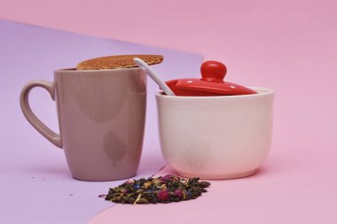 pembe arka plan üzerinde servis sıcak kahve veya çay fincan üstüne yerleştirilen waffle