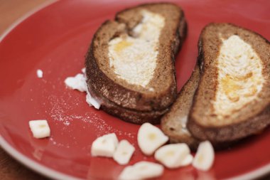 Yumurta ile ekmek dilimleri pişirme