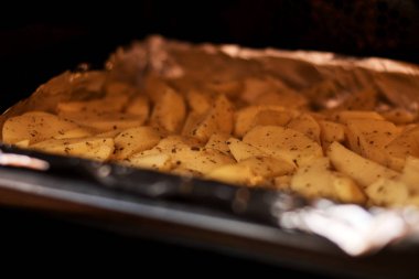 Tavada baharatlı fırında patates. Fırında patates kızartma