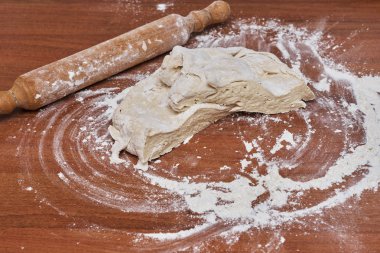 Ahşap masa üzerinde un ve oklava, yakın çekim