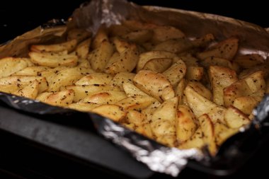 Tavada baharatlı fırında patates. Fırında patates kızartma
