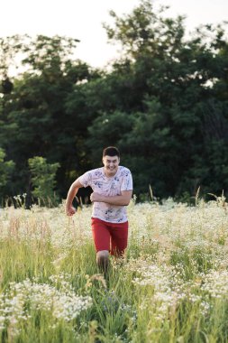 Tarladaki genç bir adamın portresi.
