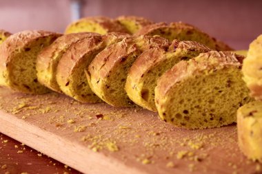 Ahşap kesme tahtası üzerinde Fransız taze ekmek bagetler