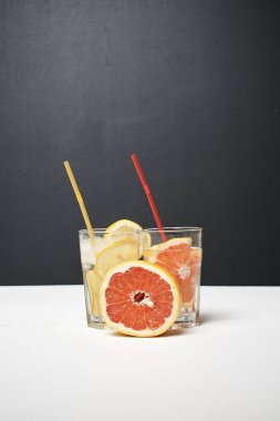 İki bardak kokteyl veya limonata