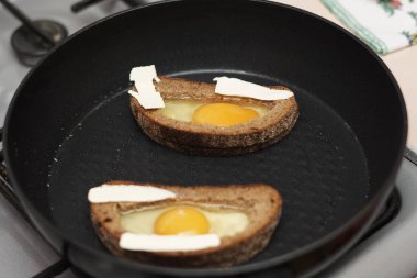 Yumurta ile ekmek dilimleri pişirme