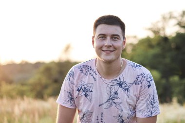 Tarladaki genç bir adamın portresi.