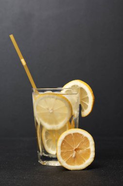 bir bardak kokteyl veya limonata