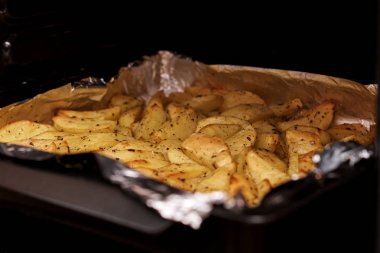 Tavada baharatlı fırında patates. Fırında patates kızartma