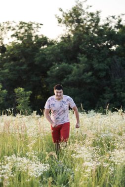 Tarladaki genç bir adamın portresi.