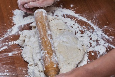 Ahşap masa üzerinde un ve oklava, yakın çekim