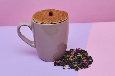 waffle sıcak kahve veya çay fincan üstüne yerleştirilen pembe arka plan üzerinde servis