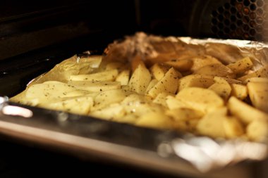 Tavada baharatlı fırında patates. Fırında patates kızartma