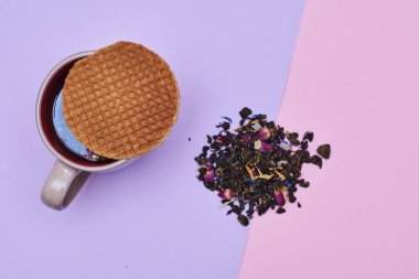 waffle sıcak kahve veya çay fincan üstüne yerleştirilen pembe arka plan üzerinde servis