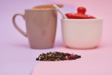 pembe arka plan üzerinde servis sıcak kahve veya çay fincan üstüne yerleştirilen waffle