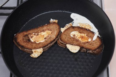 Yumurta ile ekmek dilimleri pişirme