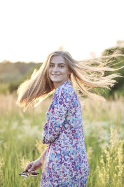 Parktaki Genç Kadın