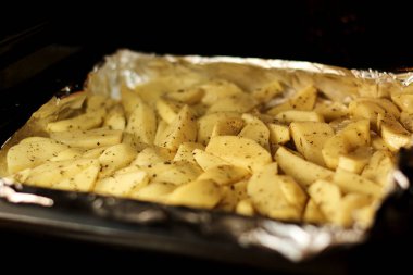 Tavada baharatlı fırında patates. Fırında patates kızartma
