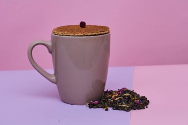 waffle sıcak kahve veya çay fincan üstüne yerleştirilen pembe arka plan üzerinde servis